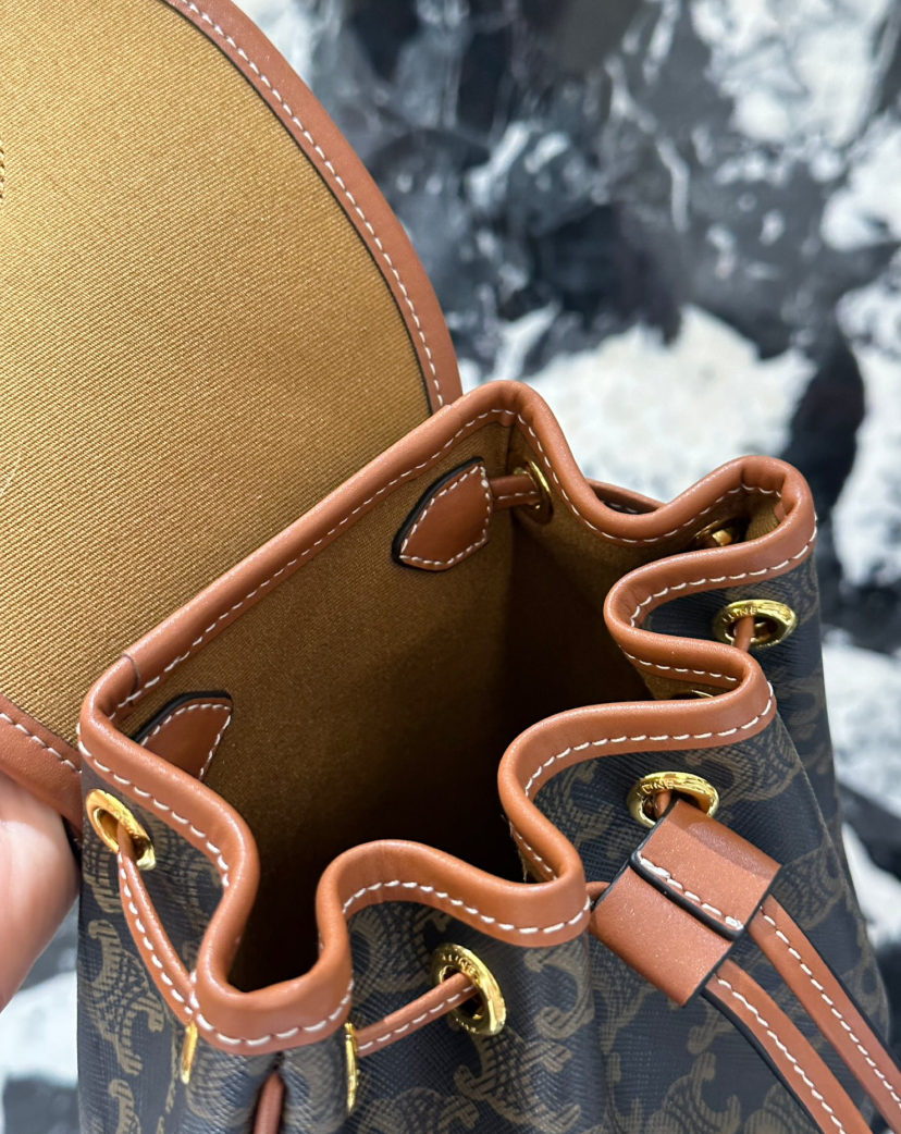 Celine モノグラムミニバックパック、これ 1 本で所有コーデ OK！🔥