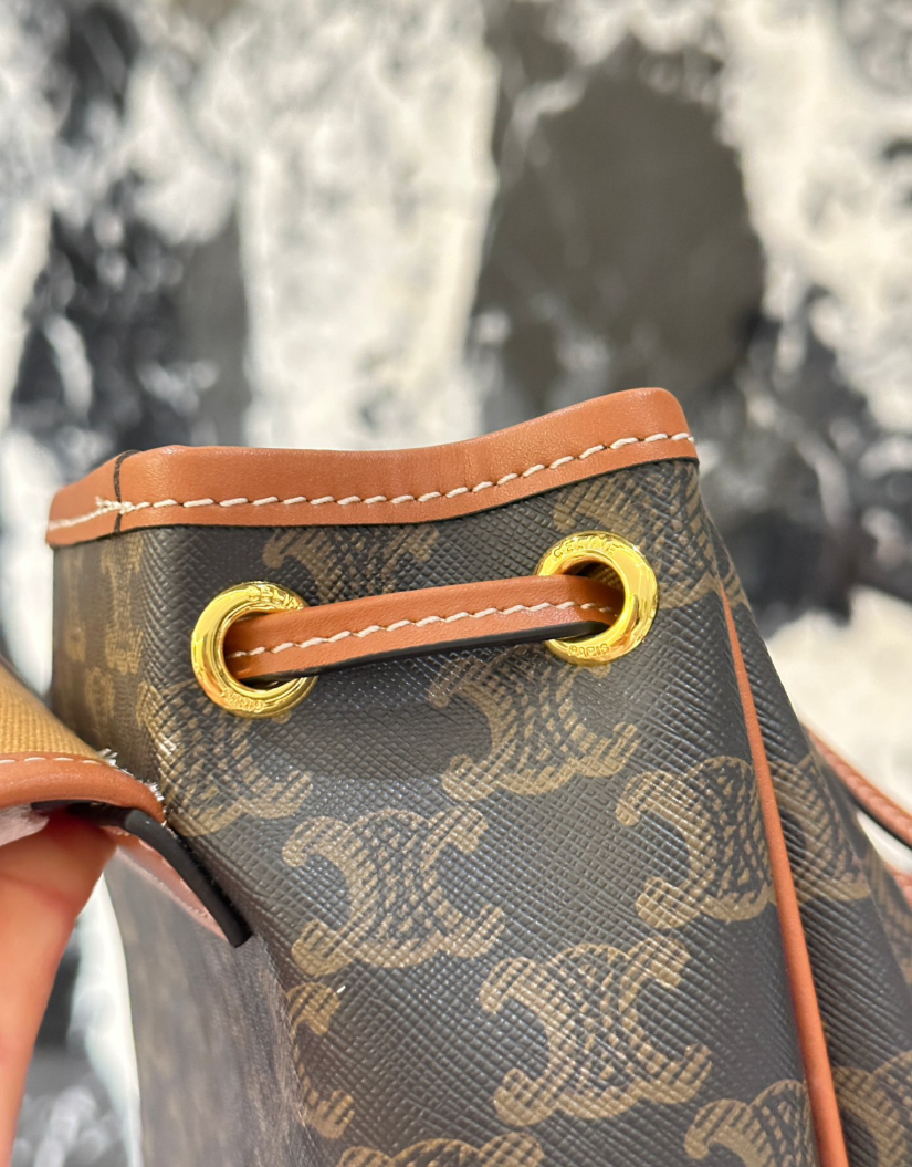 Celine モノグラムミニバックパック、これ 1 本で所有コーデ OK！🔥