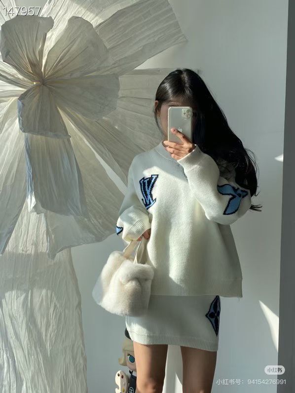 ✨ 即完売必至！LV 風 ホワイトニットトップス