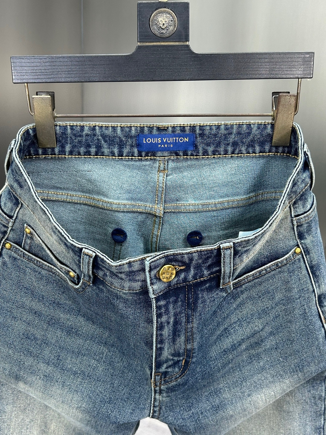 高品質デニムパンツ / 丁寧な仕上がりと耐久性 / ユニークなバックポケットデザイン