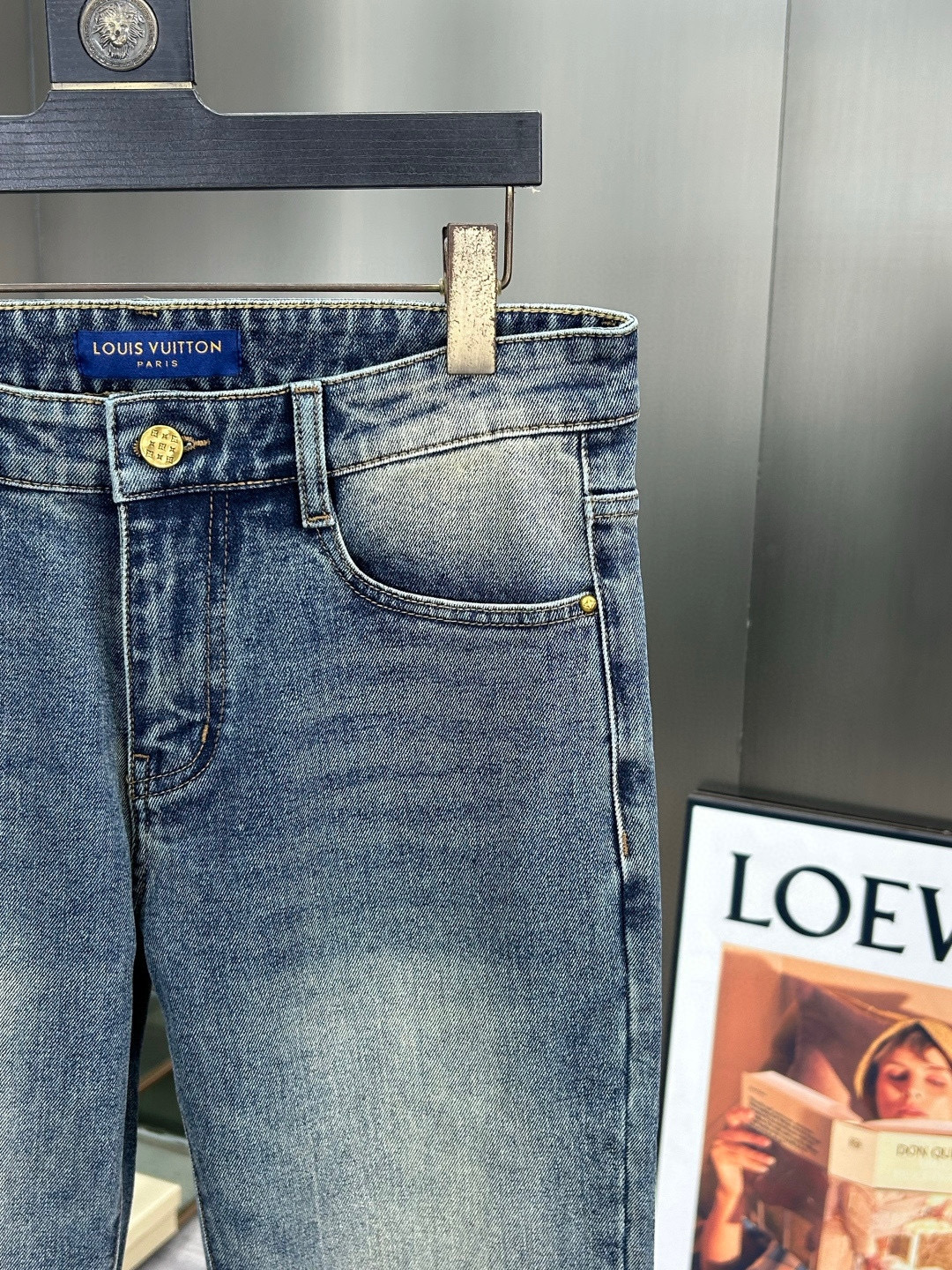 高品質デニムパンツ / 丁寧な仕上がりと耐久性 / ユニークなバックポケットデザイン