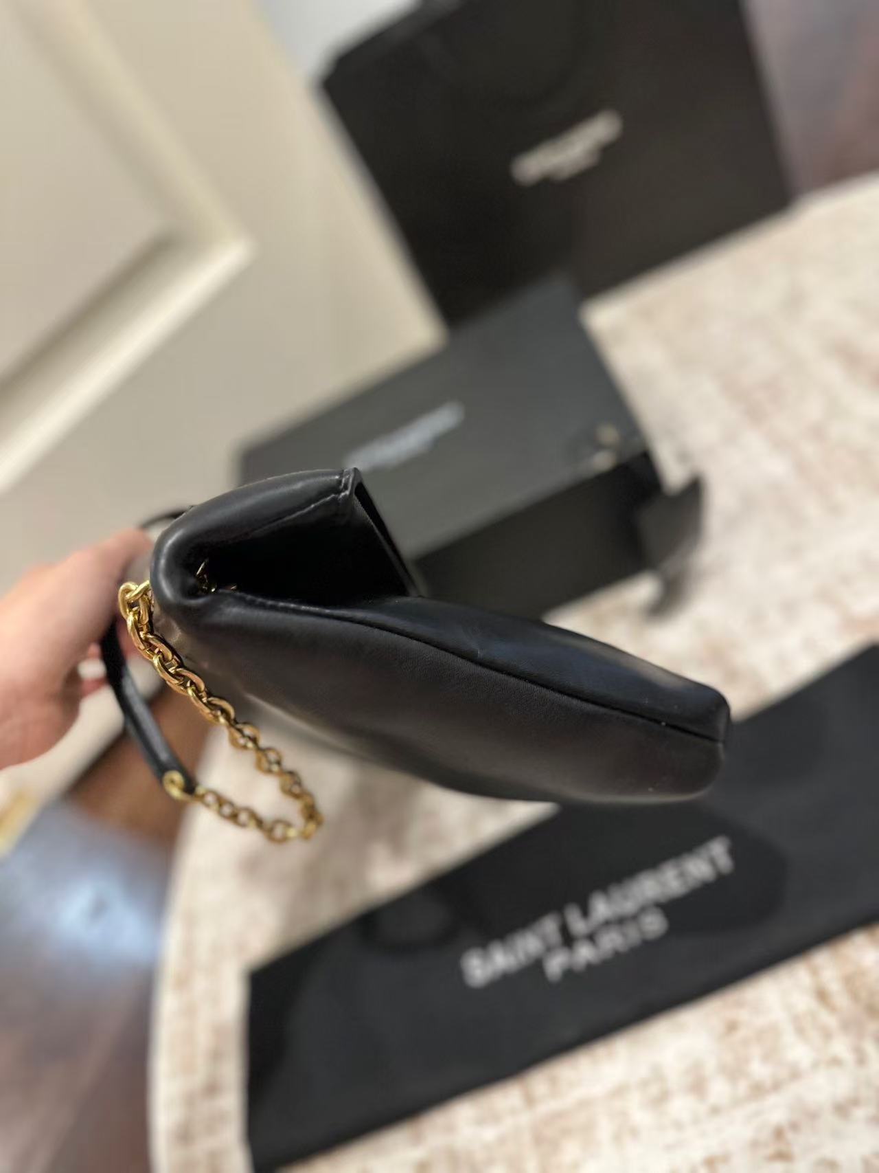🇫🇷YSL エンベロープバッグ トレンド setter 必携の神器✨ ヨークスローランのアイコンモデルが炸裂登場！