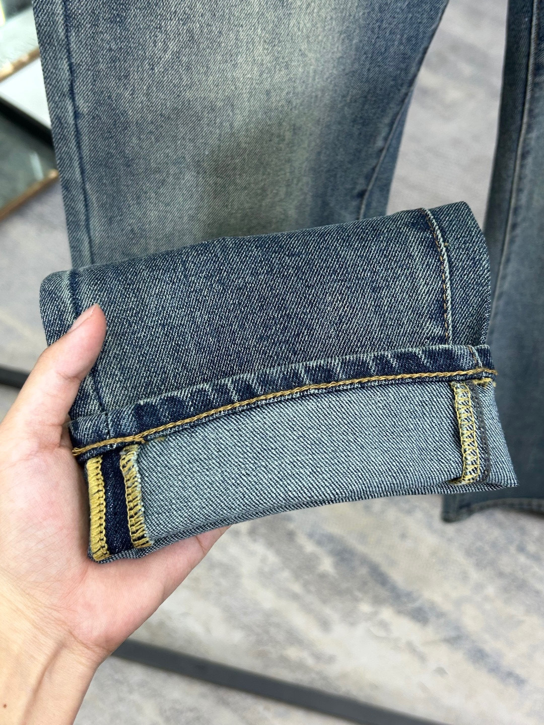 高品質デニムパンツ / 丁寧な仕上がりと耐久性 / ユニークなバックポケットデザイン