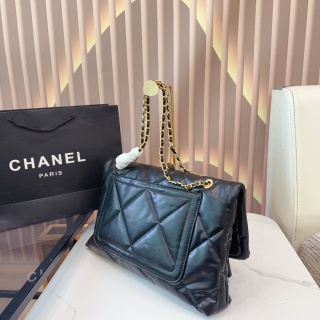 CHANEL 25K ホボチェーンフラップバッグ、新色登場で即完売必至！🔥