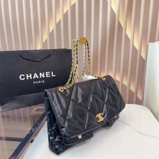 CHANEL 25K ホボチェーンフラップバッグ、新色登場で即完売必至！🔥