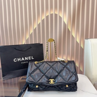 CHANEL 25K ホボチェーンフラップバッグ、新色登場で即完売必至！🔥