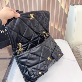 CHANEL 25K ホボチェーンフラップバッグ、新色登場で即完売必至！🔥