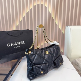 CHANEL 25K ホボチェーンフラップバッグ、新色登場で即完売必至！🔥