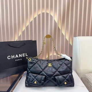 CHANEL 25K ホボチェーンフラップバッグ、新色登場で即完売必至！🔥
