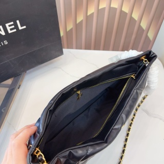 CHANEL 25K ホボチェーンフラップバッグ、新色登場で即完売必至！🔥