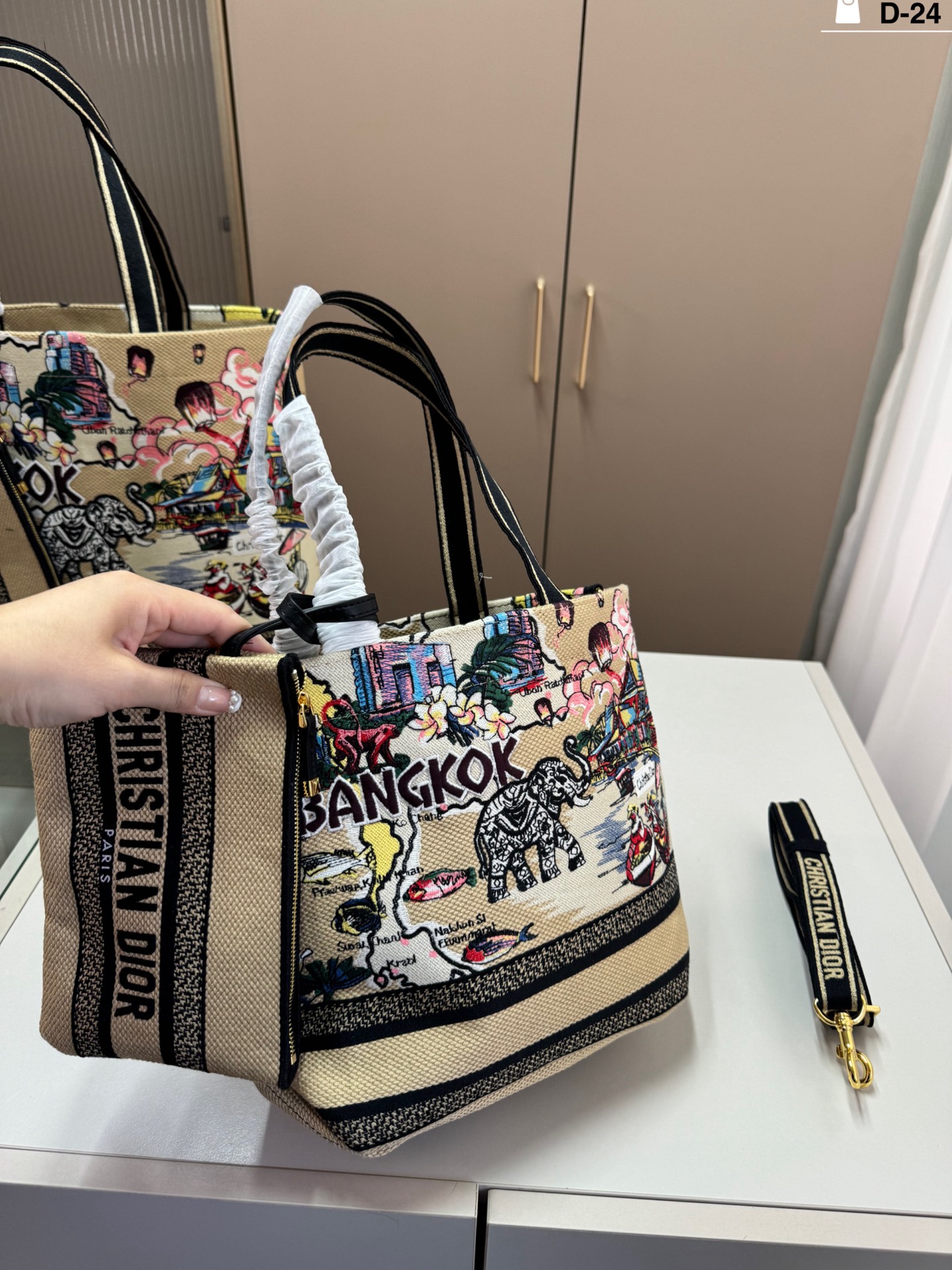 DIOR 刺繍バスケットバッグ、気質 UP 必携の逸品で即完売警戒！🔥