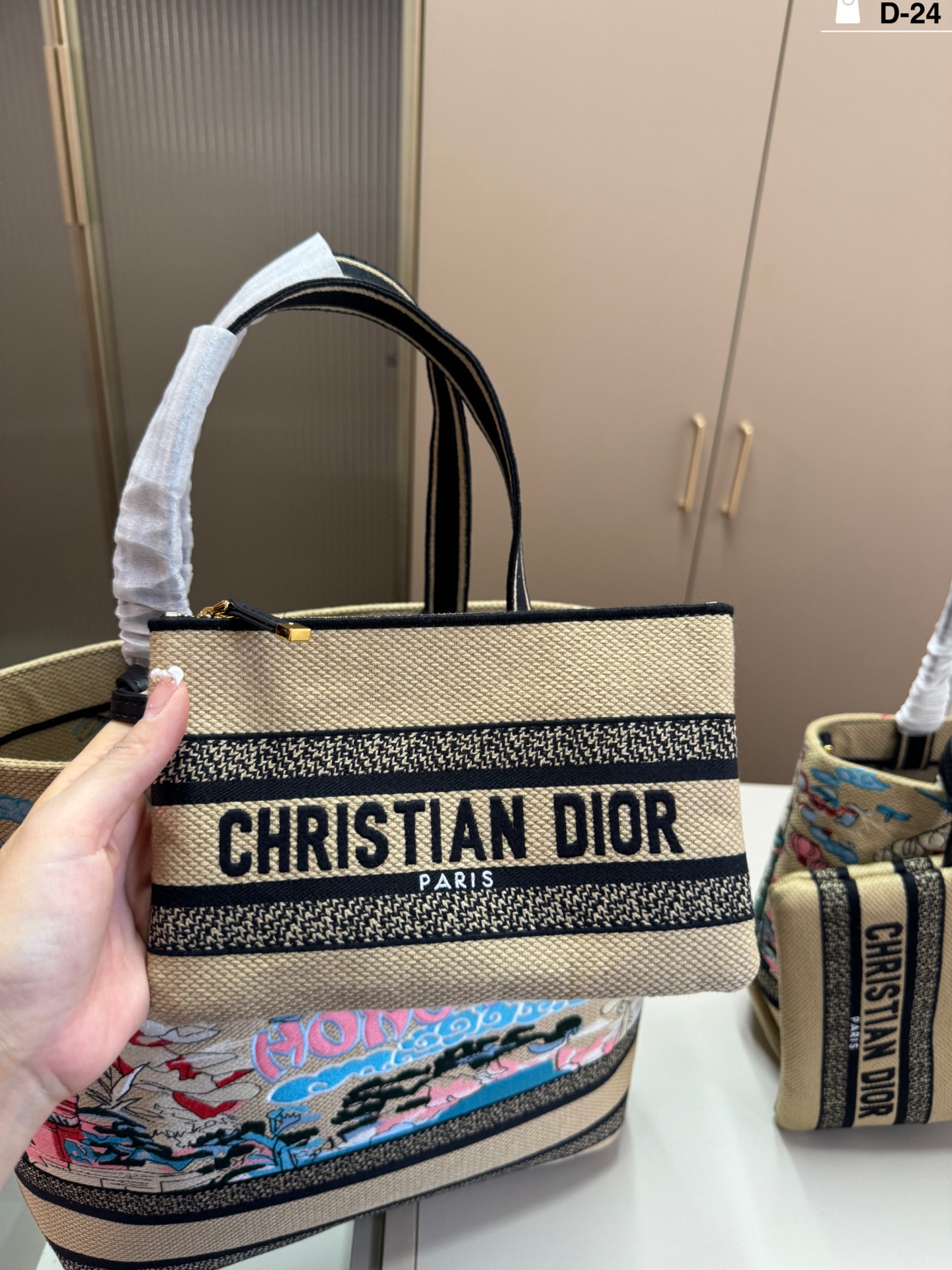 DIOR 刺繍バスケットバッグ、気質 UP 必携の逸品で即完売警戒！🔥