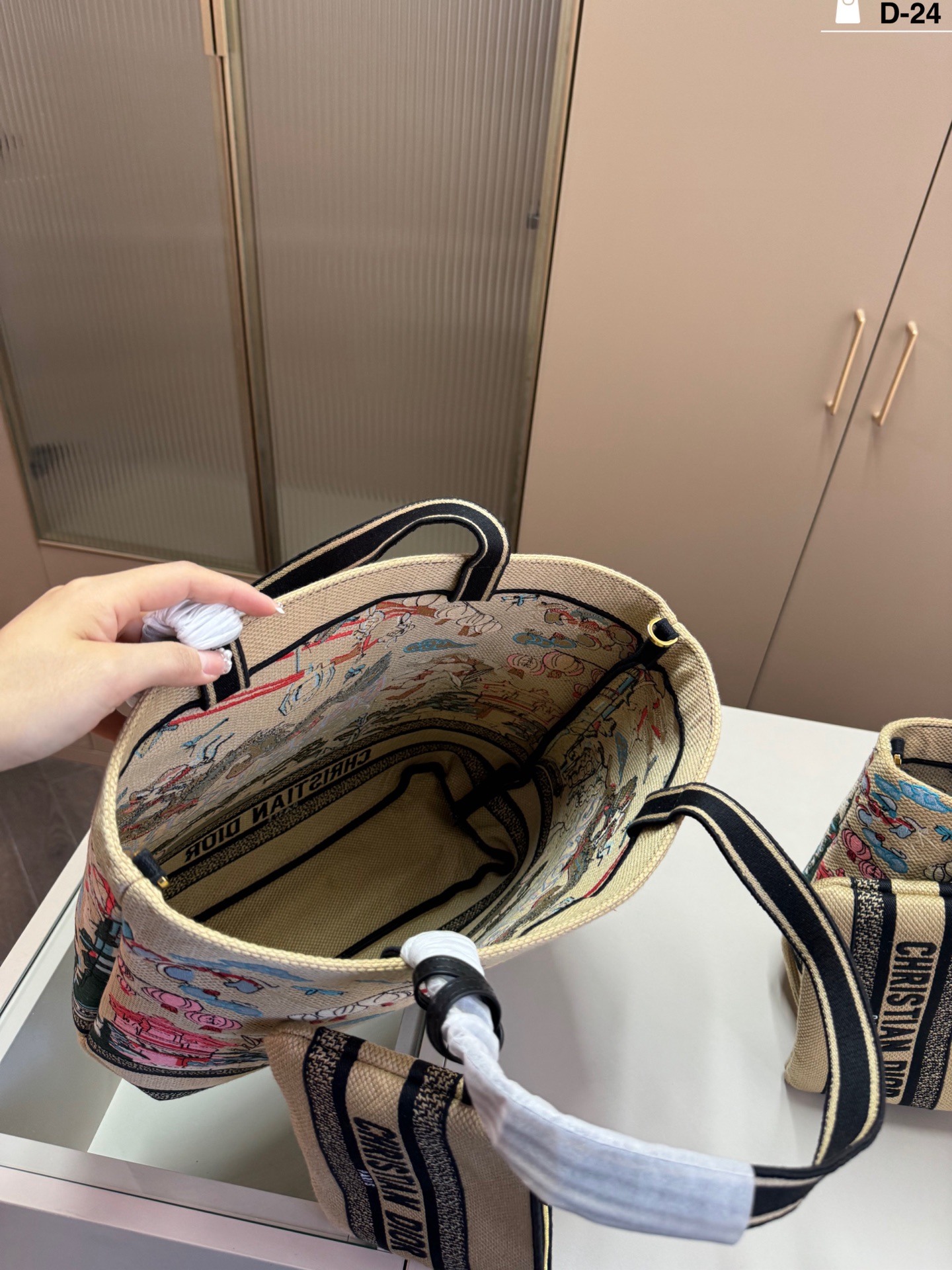 DIOR 刺繍バスケットバッグ、気質 UP 必携の逸品で即完売警戒！🔥