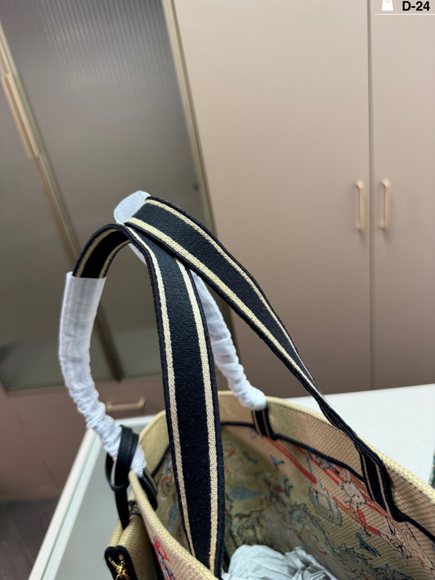 DIOR 刺繍バスケットバッグ、気質 UP 必携の逸品で即完売警戒！🔥