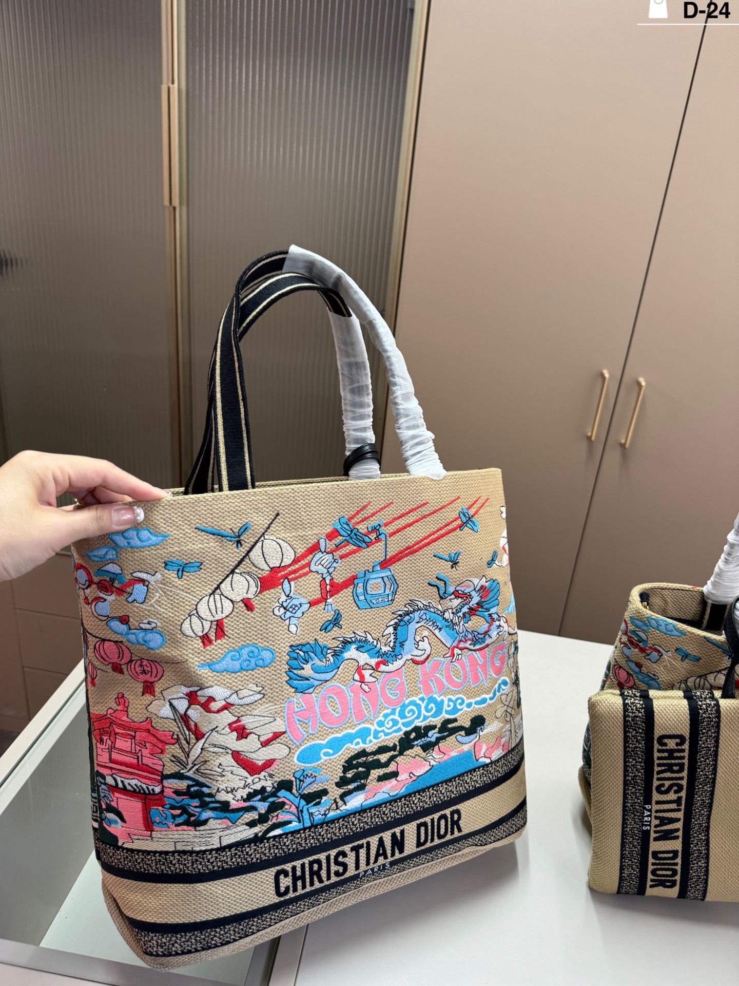 DIOR 刺繍バスケットバッグ、気質 UP 必携の逸品で即完売警戒！🔥