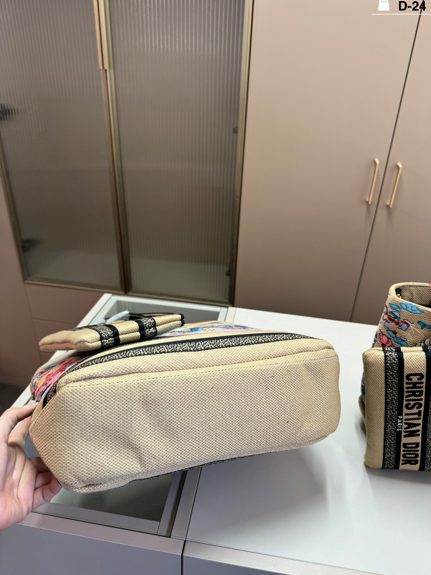 DIOR 刺繍バスケットバッグ、気質 UP 必携の逸品で即完売警戒！🔥