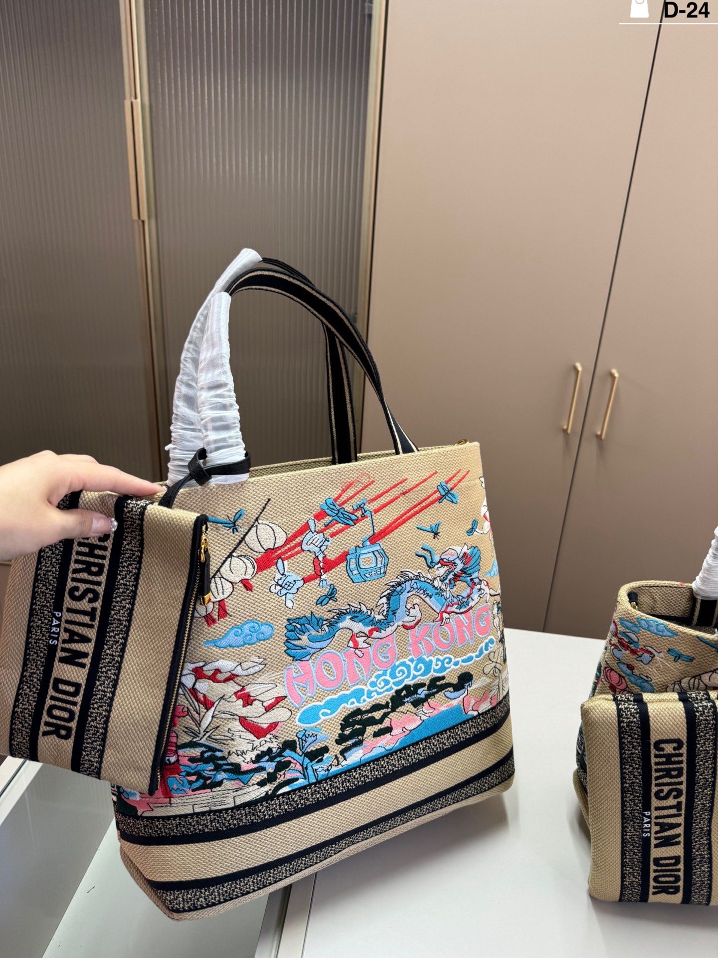 DIOR 刺繍バスケットバッグ、気質 UP 必携の逸品で即完売警戒！🔥