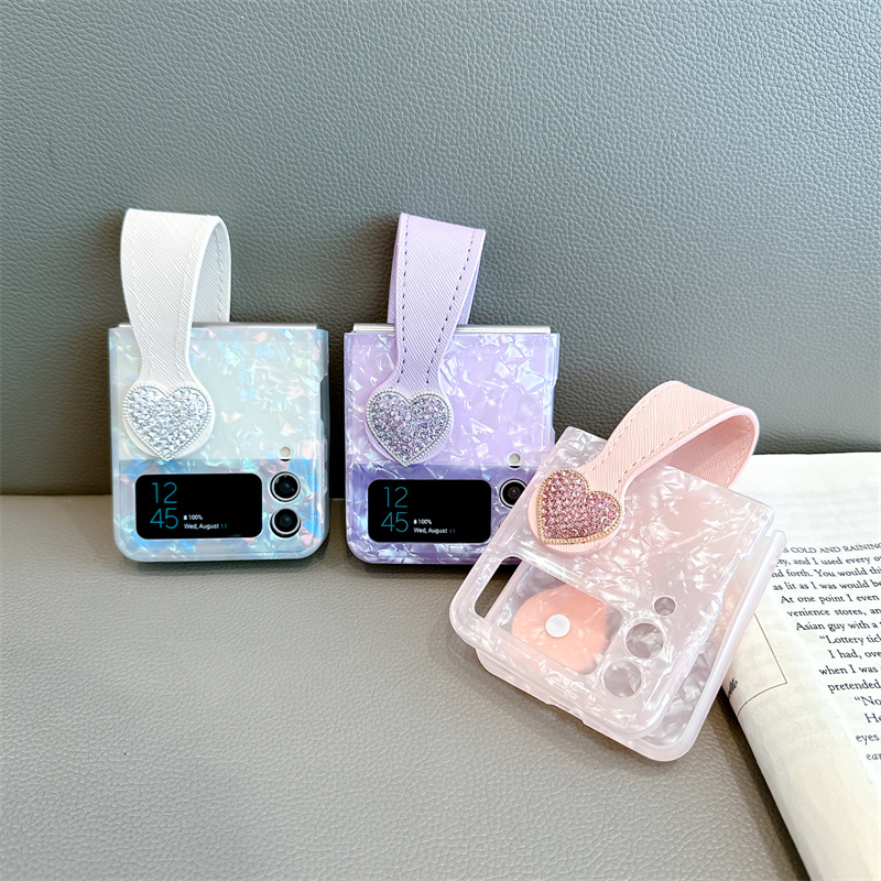 สำหรับ Samsung Galaxy Z Flip5/4/3 หัวใจรักผีเสื้อเจาะสายรัดข้อมือเชลล์เม็ดโทรศัพท์กรณีป้องกัน