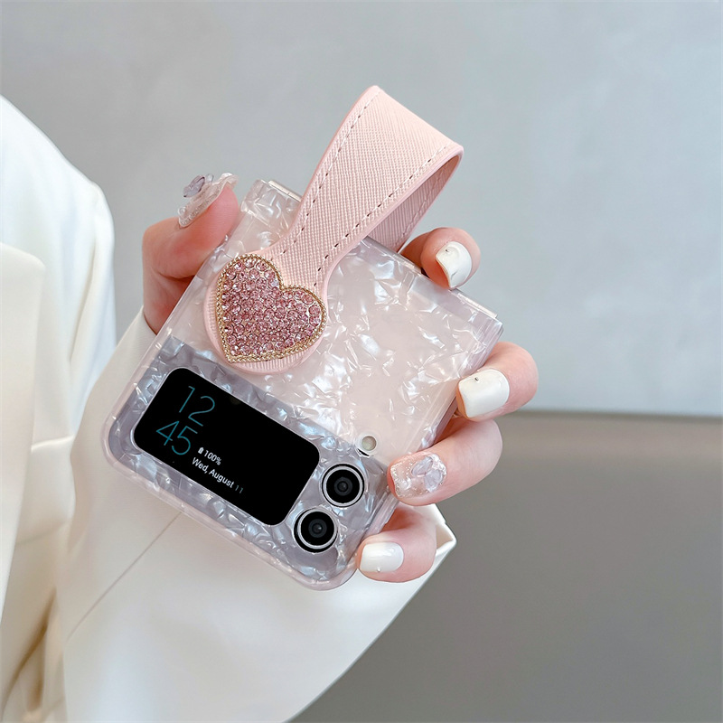 สำหรับ Samsung Galaxy Z Flip5/4/3 หัวใจรักผีเสื้อเจาะสายรัดข้อมือเชลล์เม็ดโทรศัพท์กรณีป้องกัน