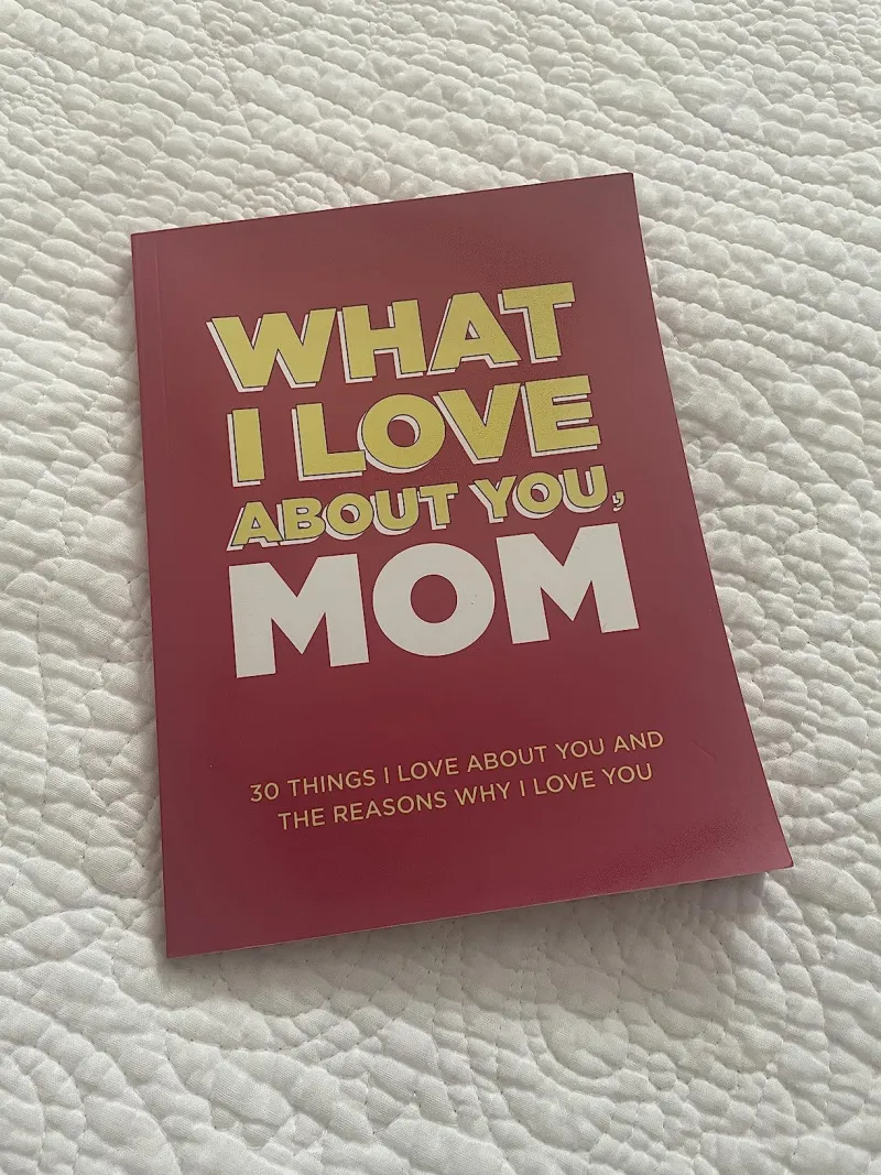 What I Love About You, Mom: 30 Things I Love About You and the Reasons Why I Love You Fill-in-the-Blank Gift Book. Gifts for Mom - soufeelau