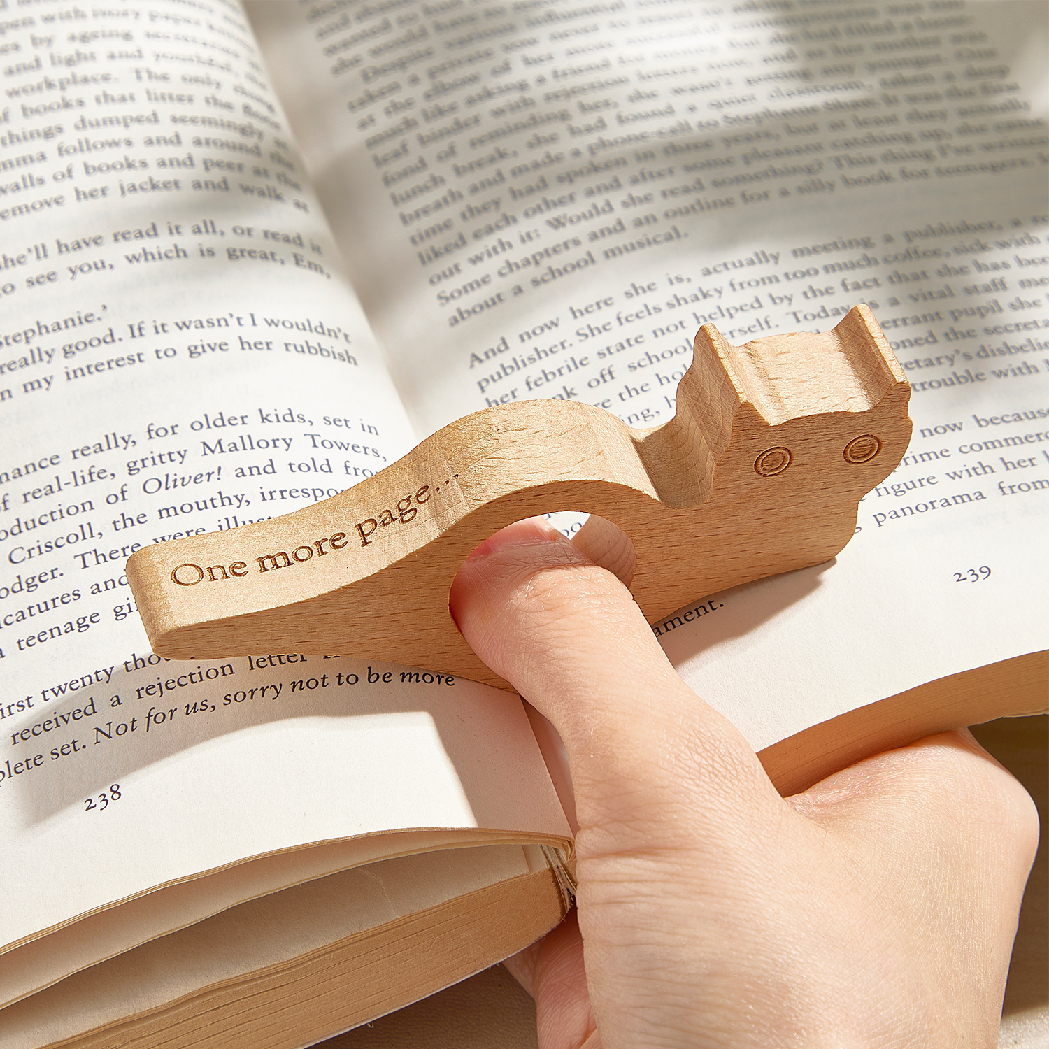 Custom Engraved Thumb Book Page Holder Personalized Wooden Reading Accessory Gift for Book Lovers - soufeelau