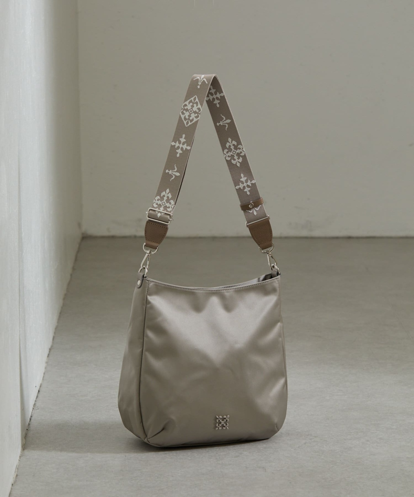 *4-6 WEEKS* (1468)Russet Clouds nylon large shoulder bag