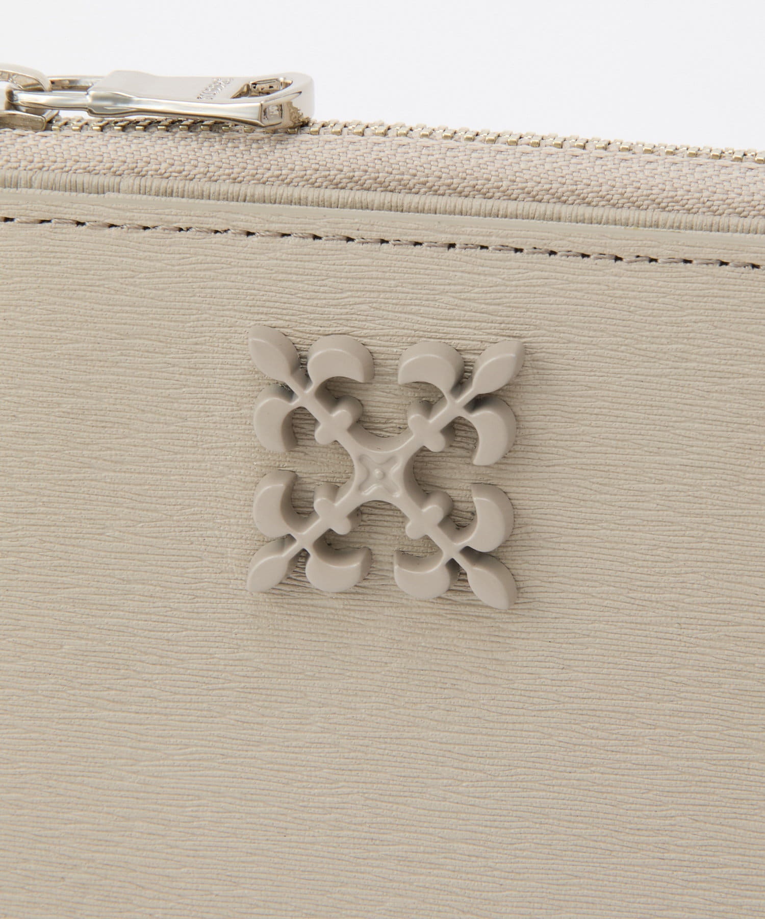 *4 - 6 weeks* (419) Russet [Water grain leather] Monogram plate half wallet