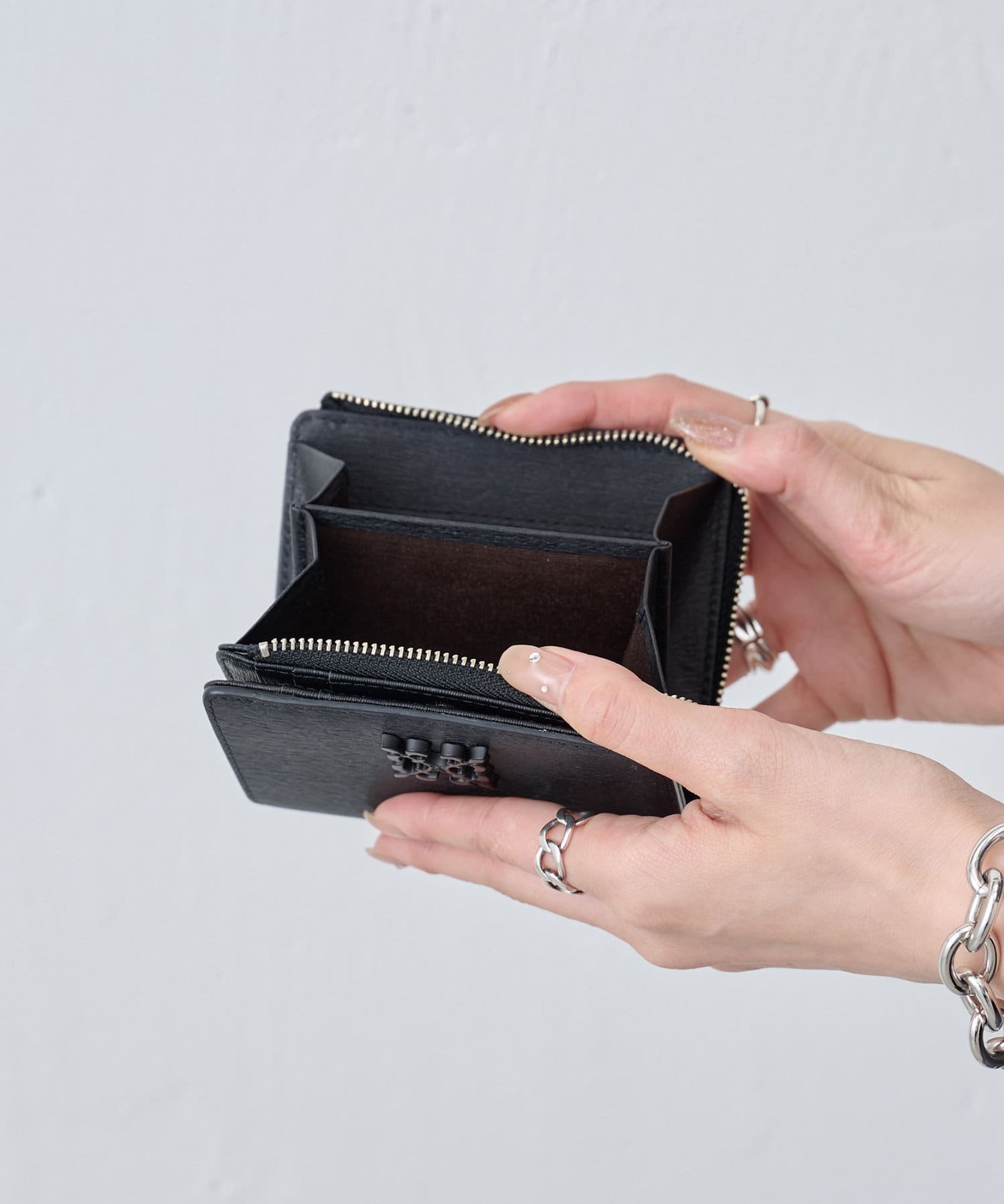 *4 - 6 weeks* (419) Russet [Water grain leather] Monogram plate half wallet