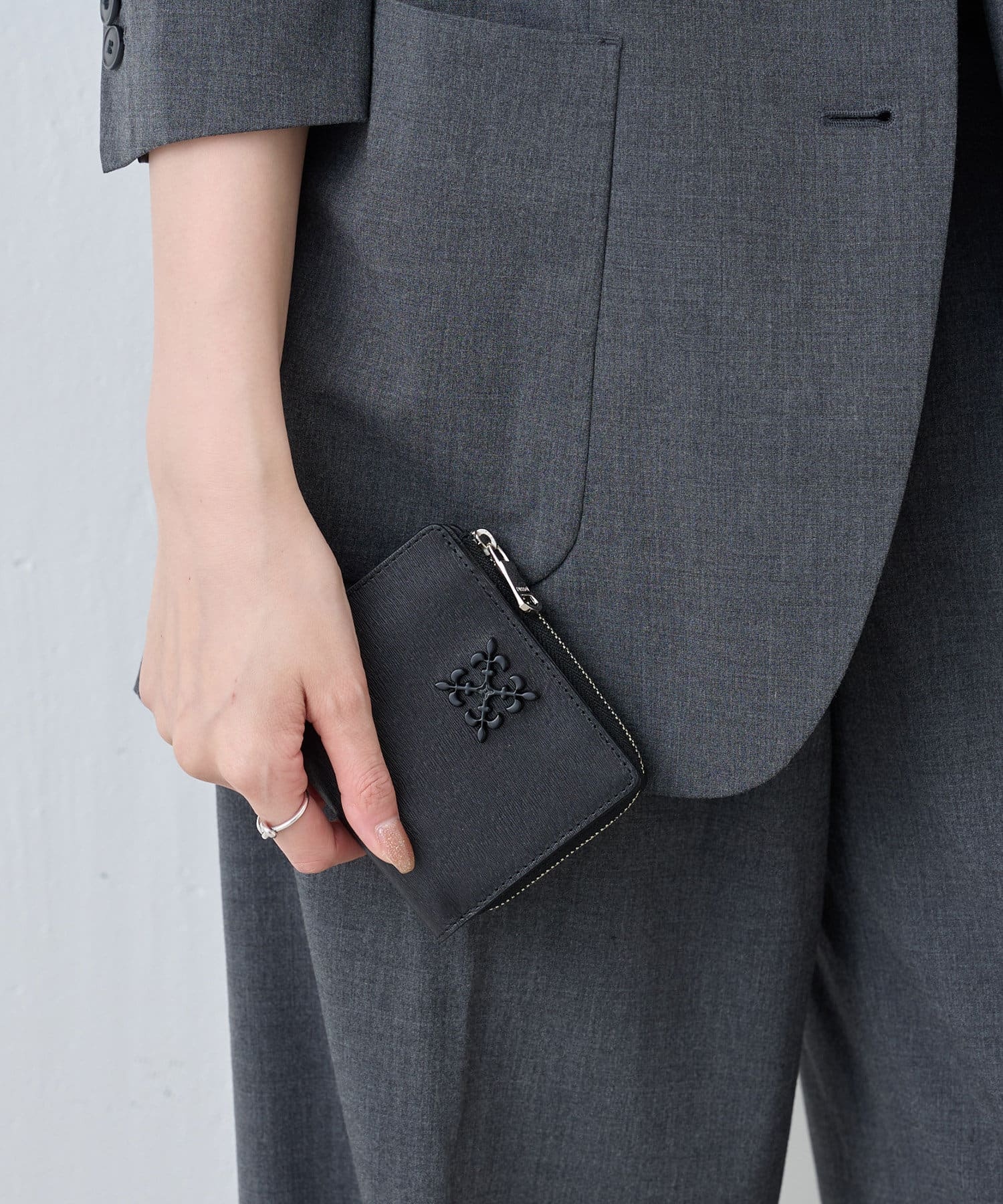 *4 - 6 weeks* (419) Russet [Water grain leather] Monogram plate half wallet