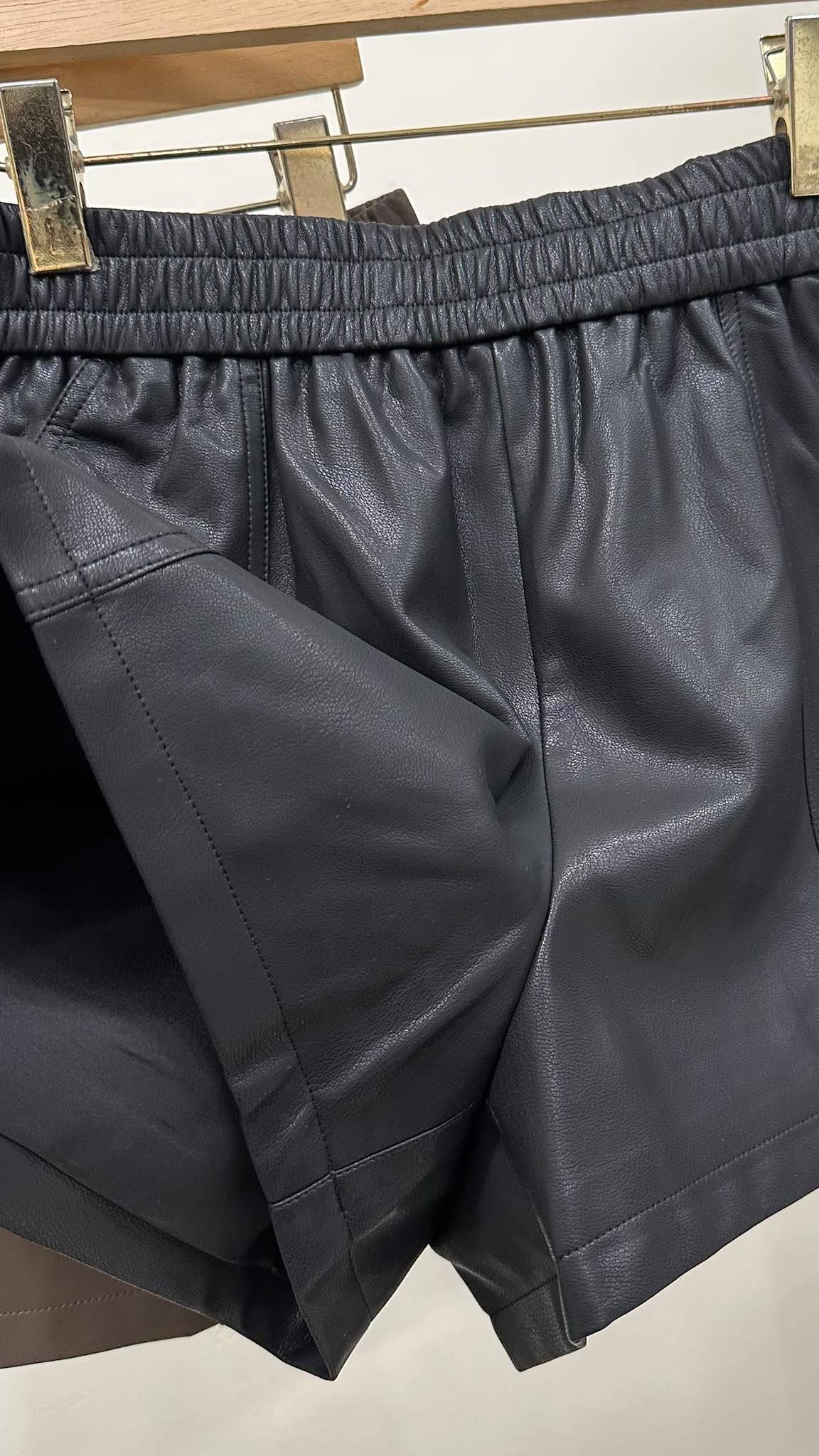 (D2525)Leather Shorts