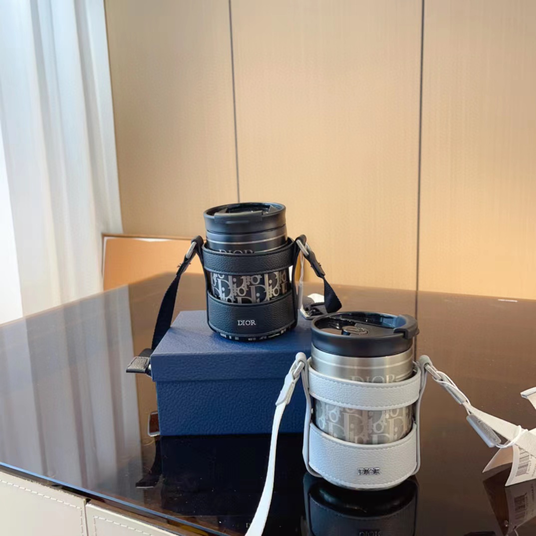 DI0R 限定版ショルダーストラップ付きウォーターボトル【50％割引+送料無料】