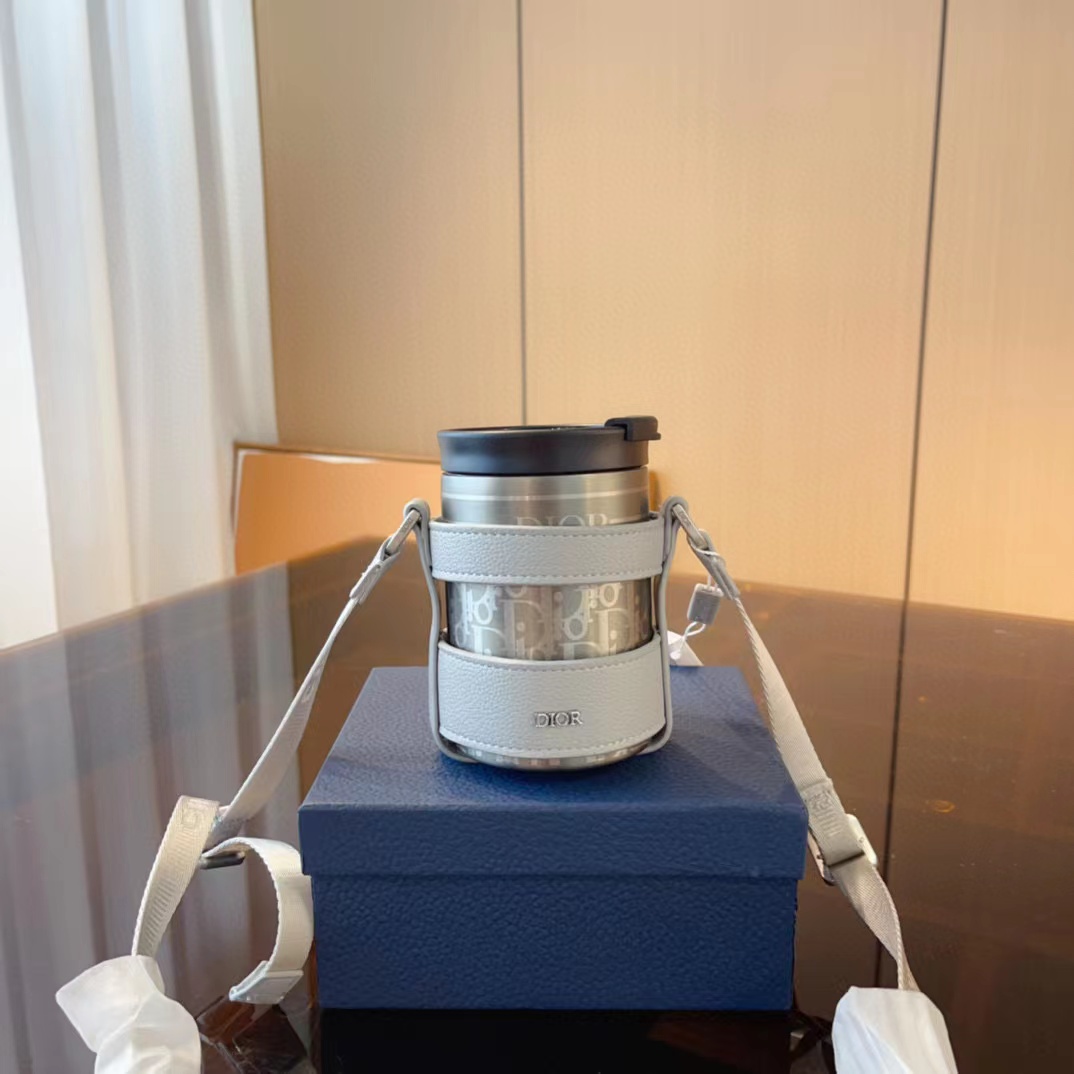 DI0R 限定版ショルダーストラップ付きウォーターボトル【50％割引+送料無料】