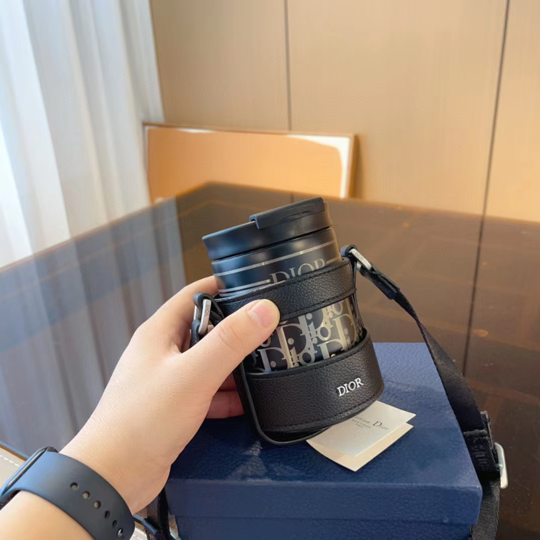 DI0R 限定版ショルダーストラップ付きウォーターボトル【50％割引+送料無料】