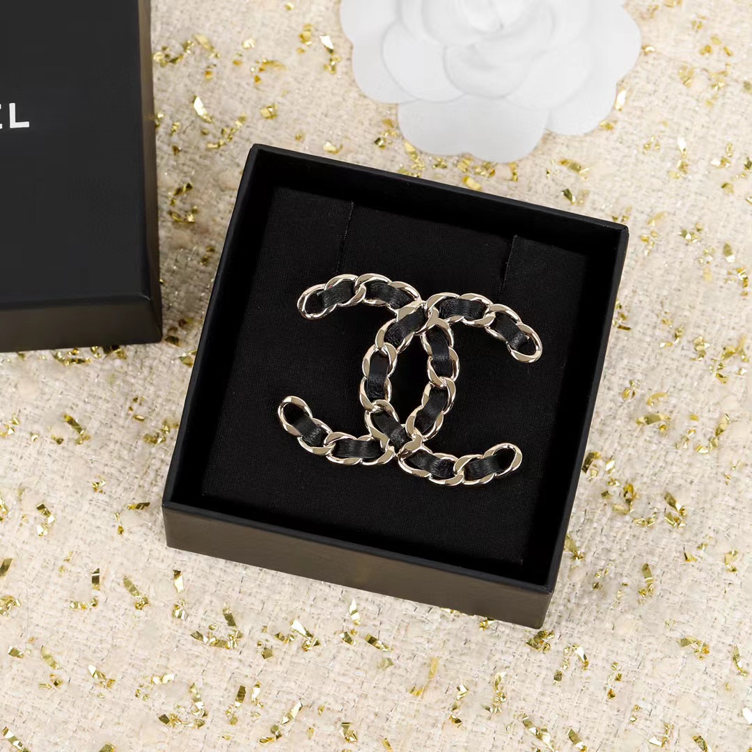 CHANE1 クラシックレザーブローチ【50％割引+送料無料】