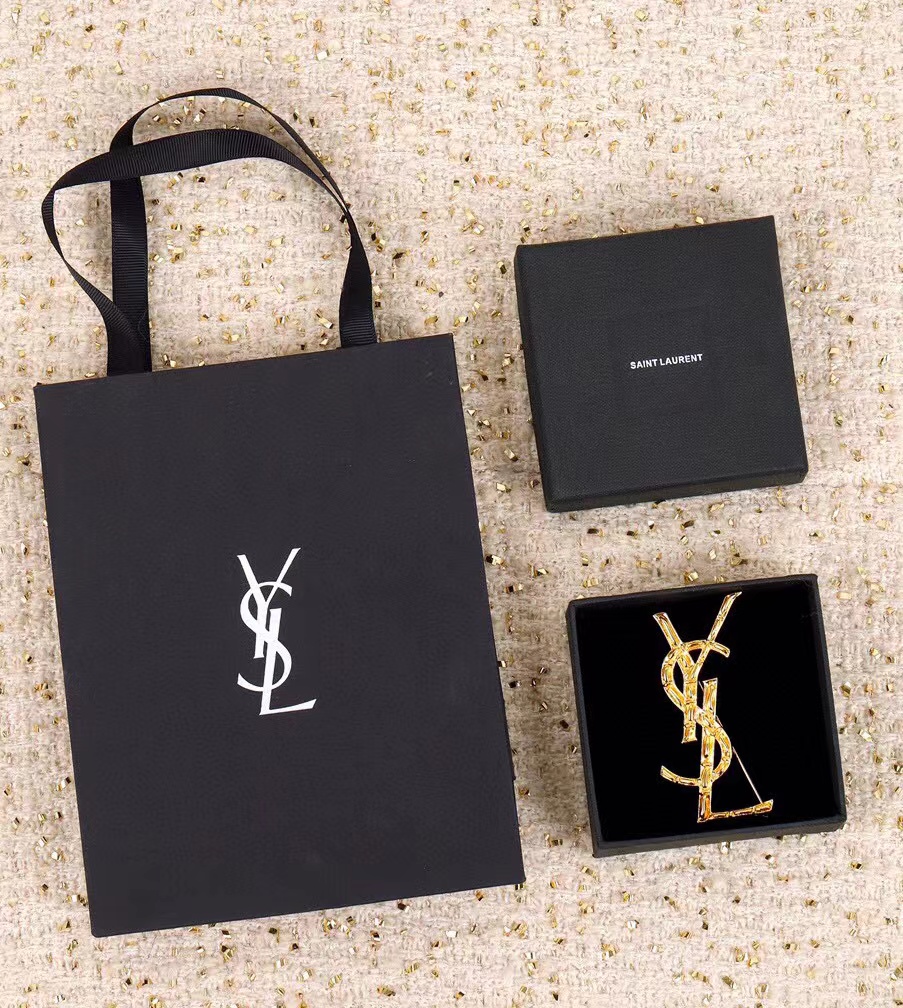 YSL ゴールドレターブローチ【50％割引+送料無料】