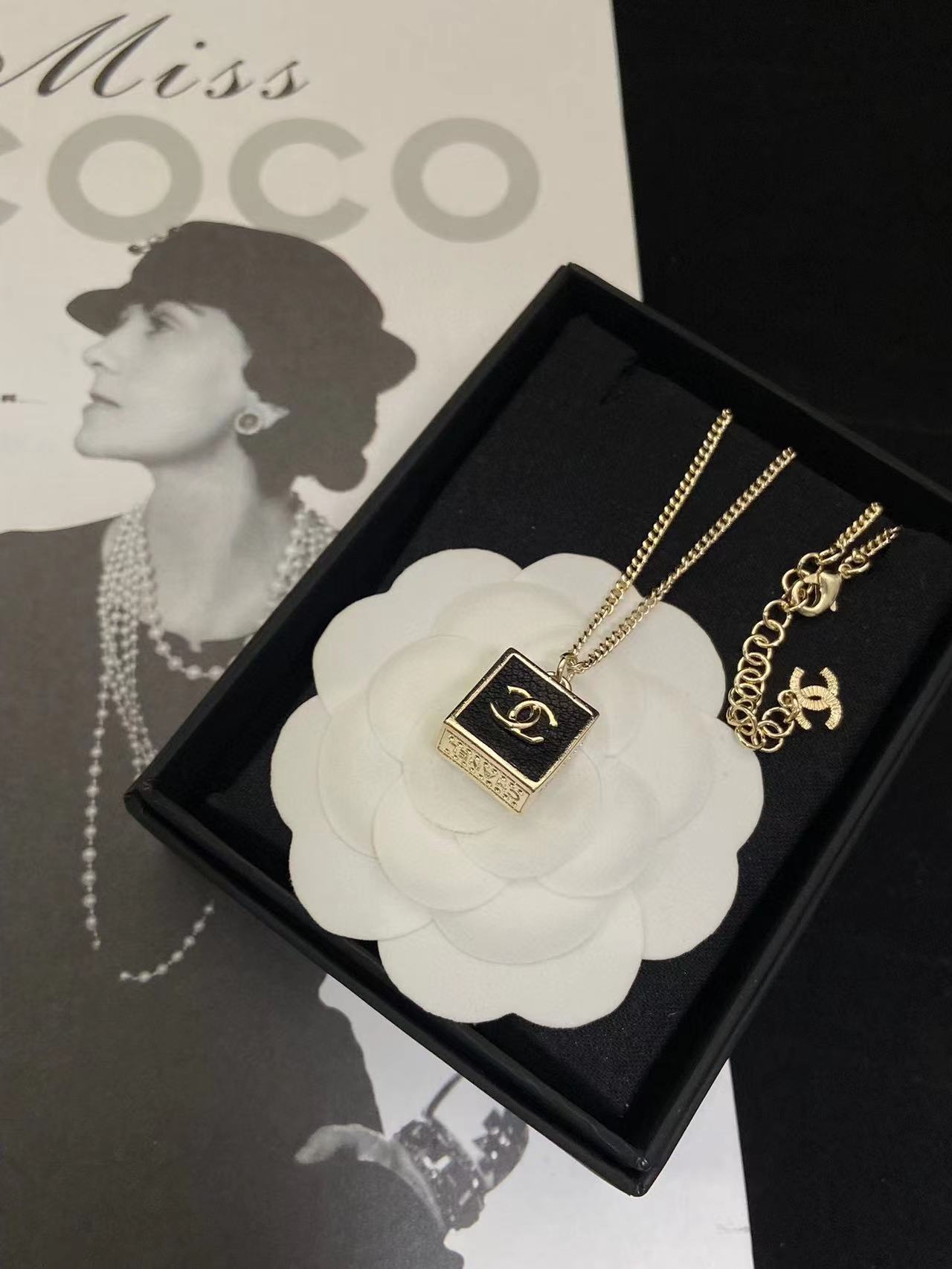 CHANE1 スクエア ラムスキン ネックレス【50％割引+送料無料】