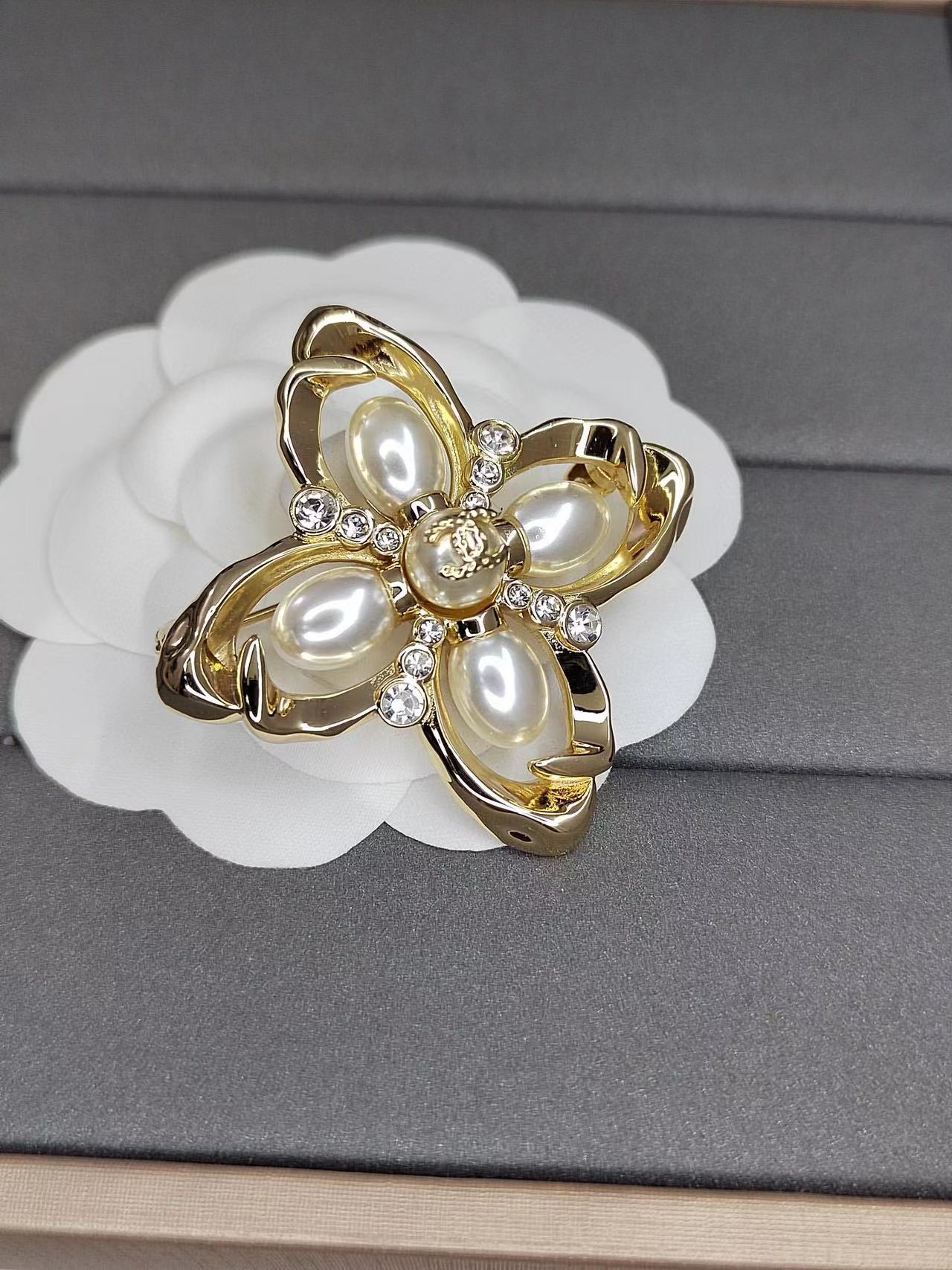 CHANE1 ダブルC ダイヤモンドブローチ【50%割引+送料無料】