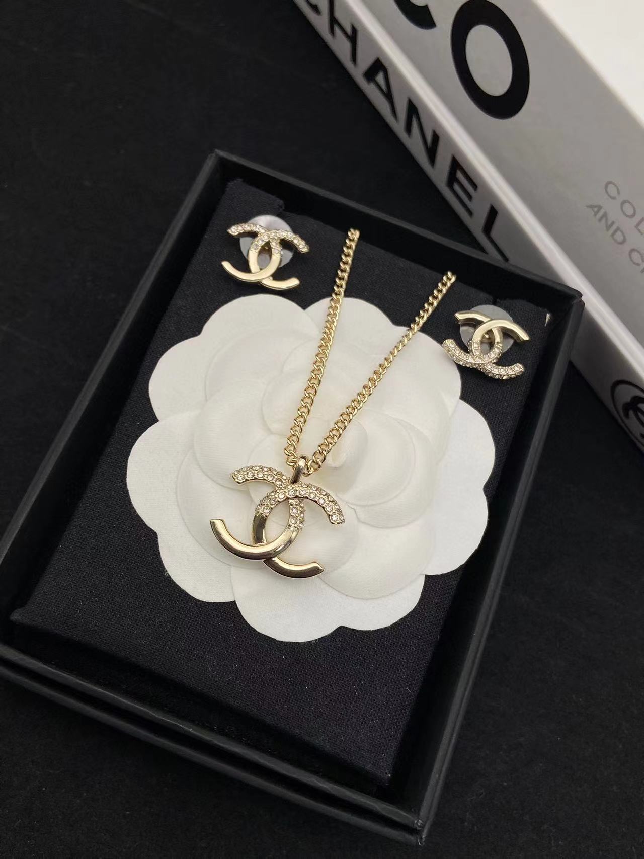 CHANE1 ハーフダイヤモンド ピアス+ブローチ+ネックレス 3点セット【 50％割引+送料無料】