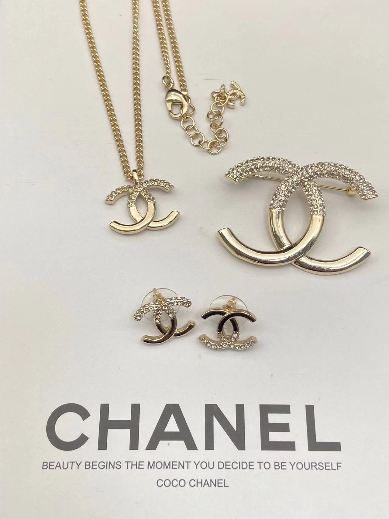 CHANE1 ハーフダイヤモンド ピアス+ブローチ+ネックレス 3点セット【 50％割引+送料無料】