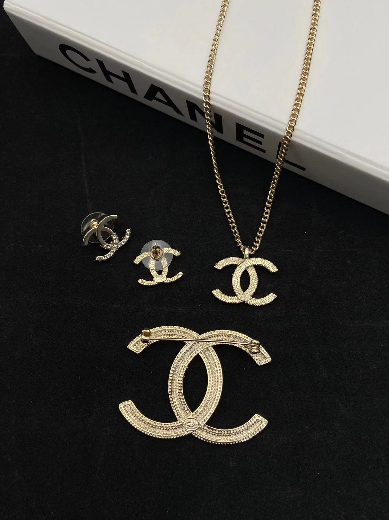 CHANE1 ハーフダイヤモンド ピアス+ブローチ+ネックレス 3点セット【 50％割引+送料無料】
