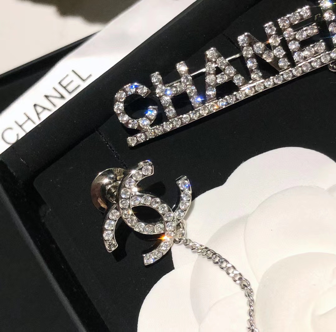 CHANE1 タッセルレターブローチ【 50％割引+送料無料】