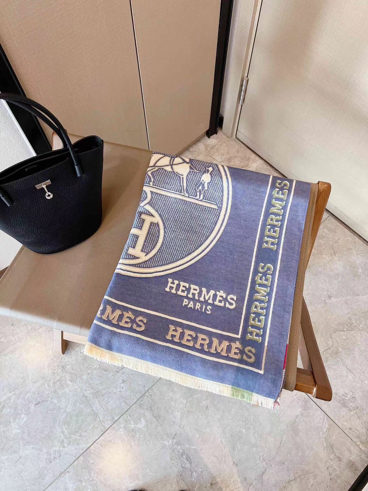 HERMESクラシックな刺繍スカーフ【50％割引+送料無料】