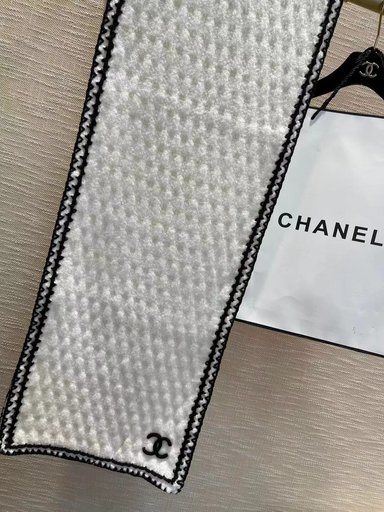 CHANE1 黒と白のロゴ刺繍スカーフ【50%割引+送料無料】