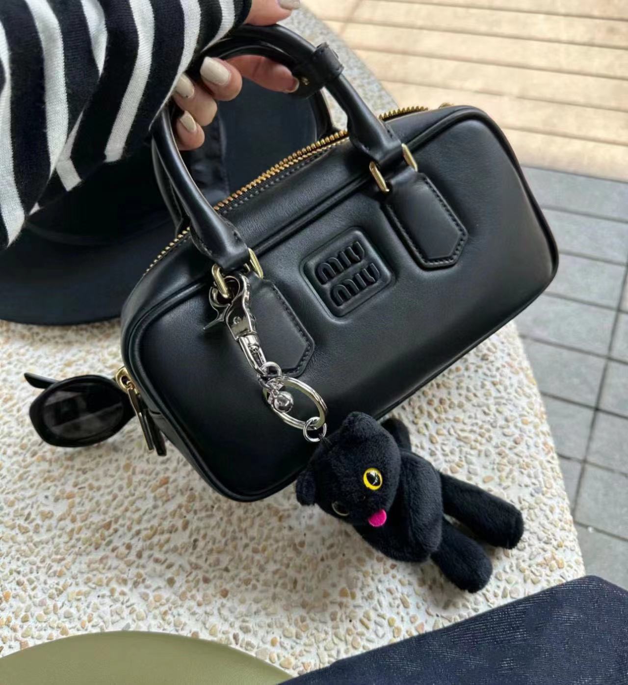 M1UM1U 牛革シンプルハンドバッグ【50％割引+送料無料】