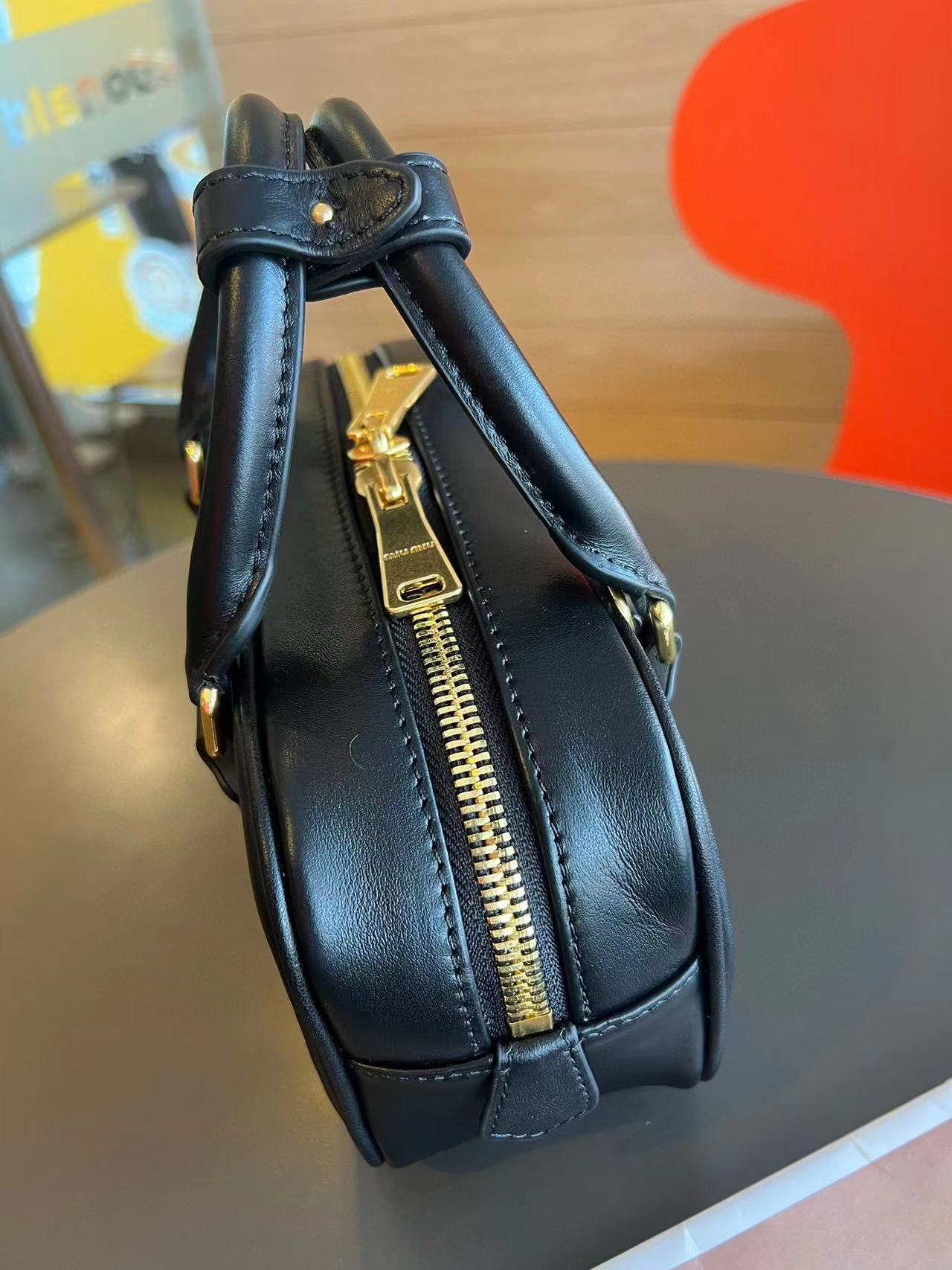 M1UM1U 牛革シンプルハンドバッグ【50％割引+送料無料】