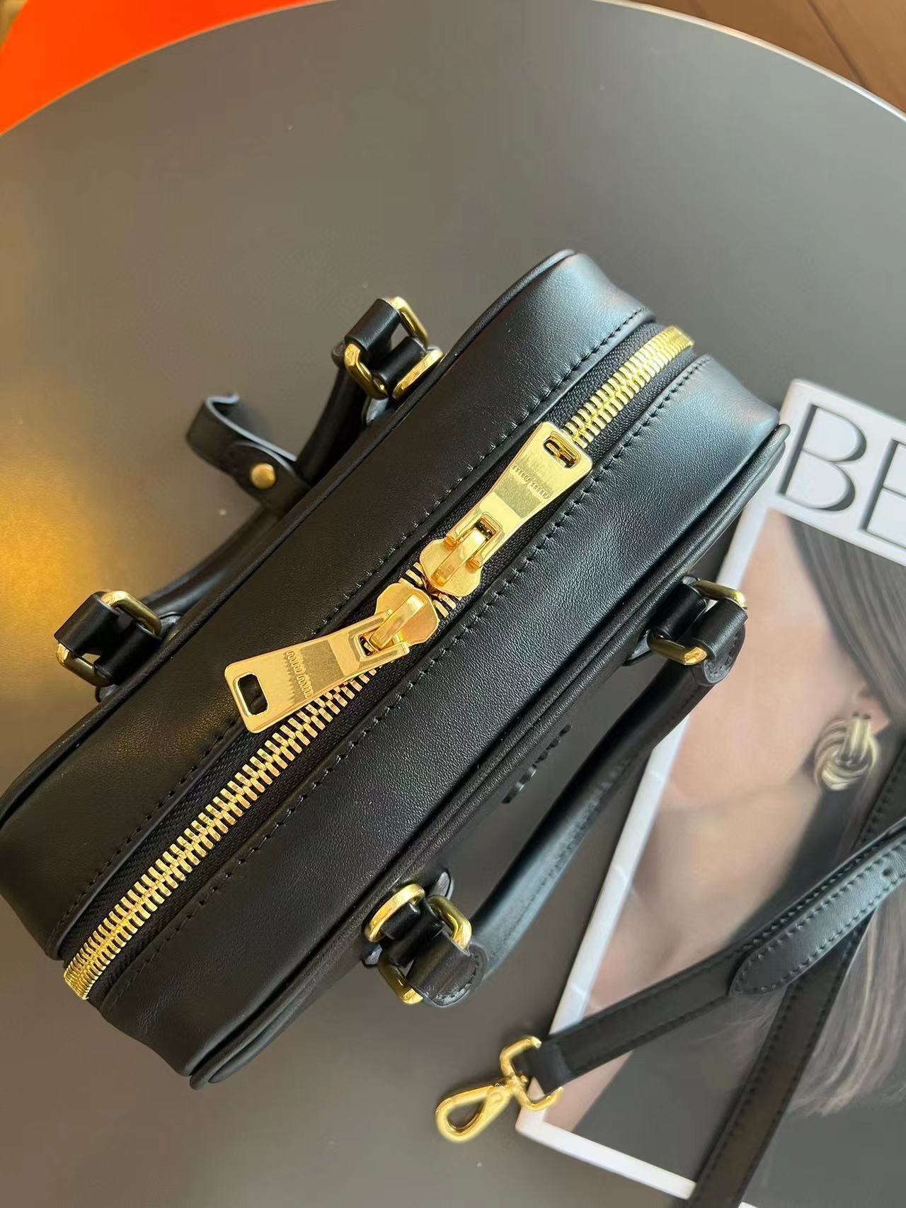 M1UM1U 牛革シンプルハンドバッグ【50％割引+送料無料】