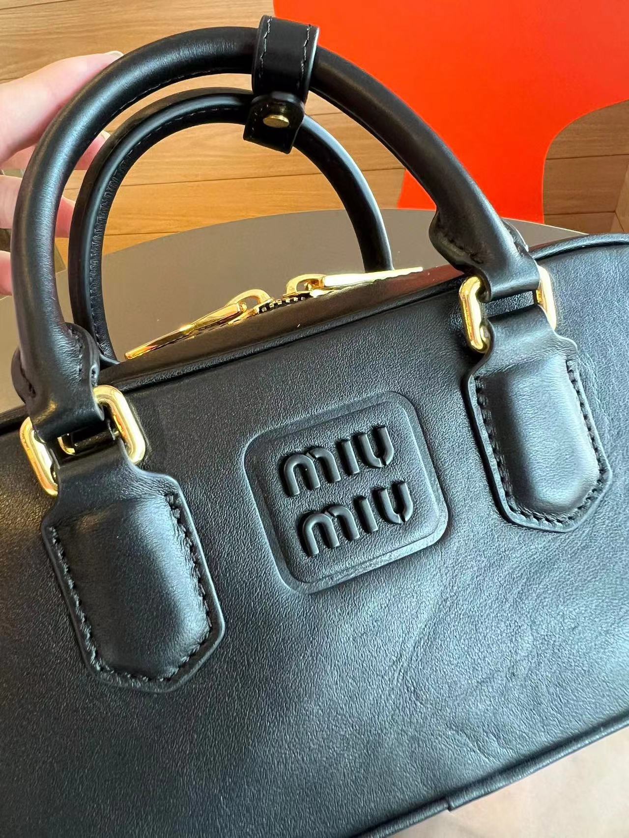 M1UM1U 牛革シンプルハンドバッグ【50％割引+送料無料】