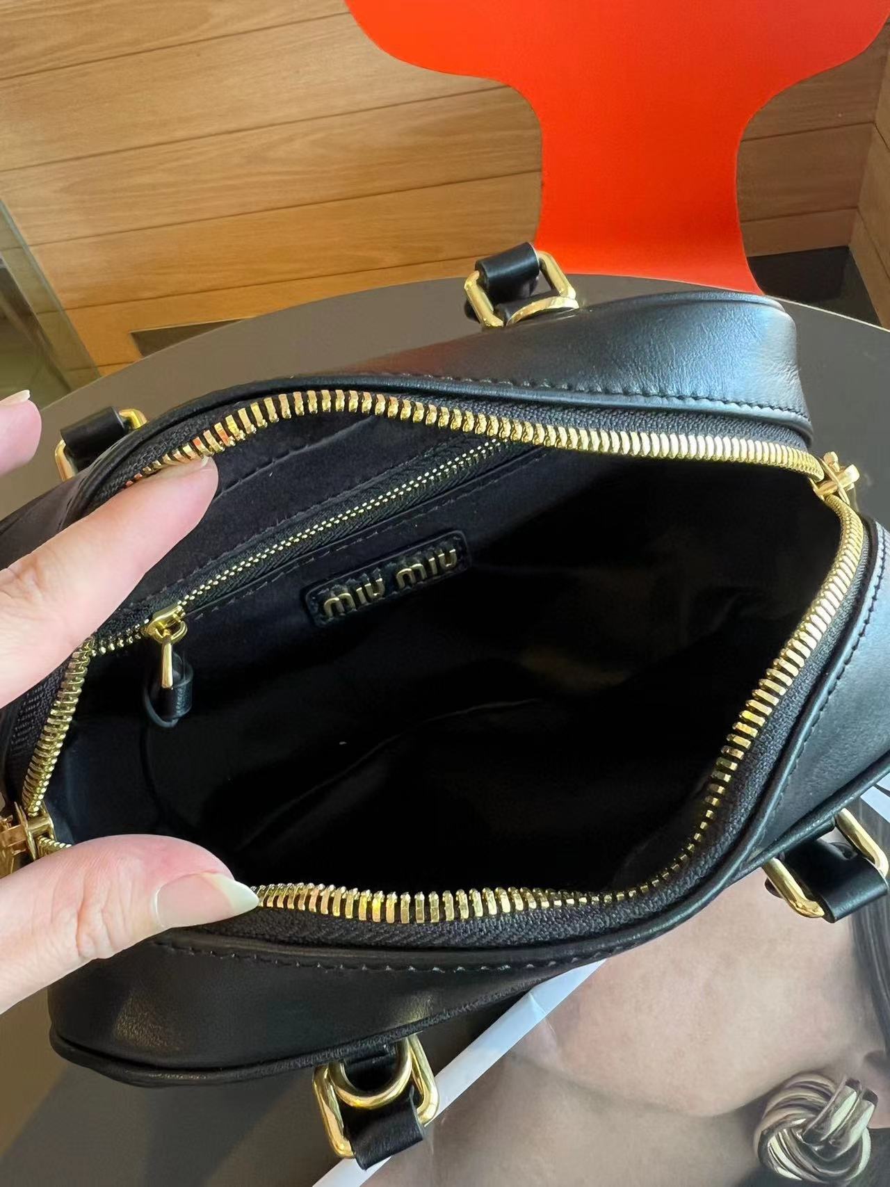 M1UM1U 牛革シンプルハンドバッグ【50％割引+送料無料】