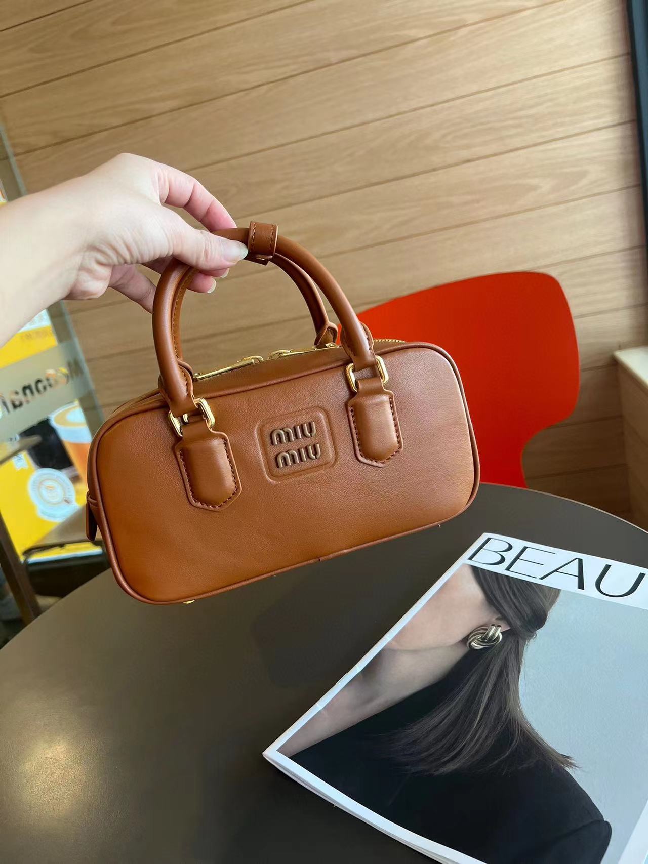 M1UM1U 牛革シンプルハンドバッグ【50％割引+送料無料】