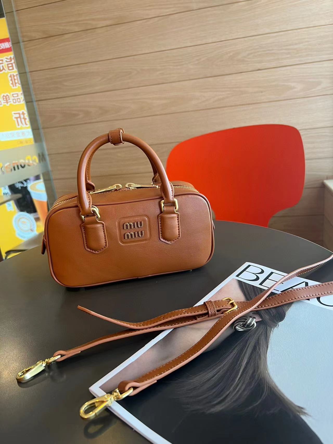 M1UM1U 牛革シンプルハンドバッグ【50％割引+送料無料】